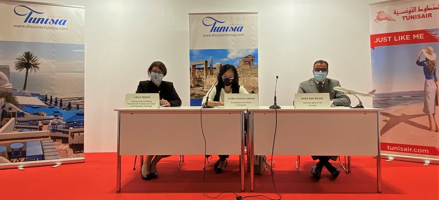 e izquierda a derecha, Leila Tekaia, directora de la Oficina Nacional de Turismo de Túnez para España y Portugal; Fatma Omrani Chargui, Embajadora de Túnez en España; y Moez Ben Rejeb, director general de Tunisair para España y Portugal.